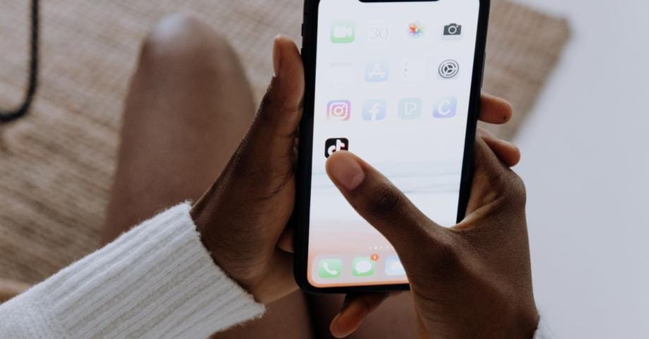 TikTok 视频剪辑全攻略：从原生功能到 2026 高效 AI 工作流