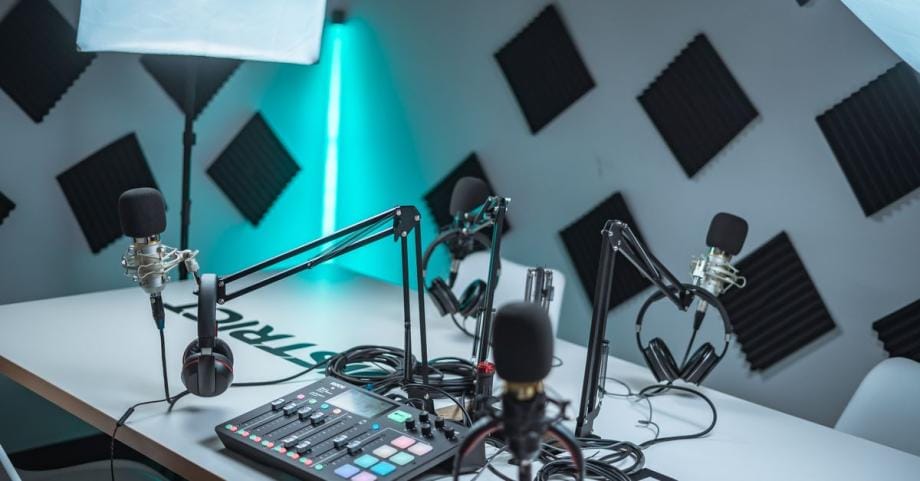 专业 Podcast Studio Setup 全指南：从空间规划到高品质设备选型